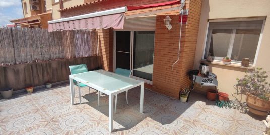 CASA ADOSADA SEMINUEVA EN VENTA EN CALLE ANTÒNIA PARÍS, VALLMOLL