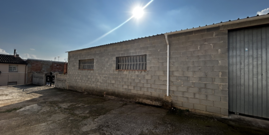 MARAVILLOSO TERRENO URBANO DE 580m² CON UN ALMACÉN DE 126m²!