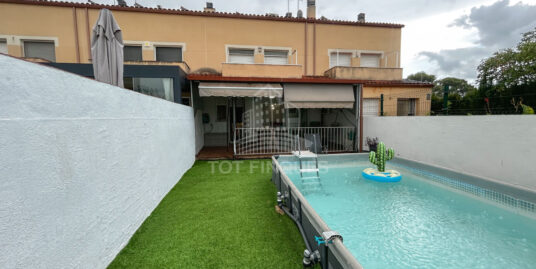 ¡PERFECTA CASA ADOSADA CON PISCINA, GARAJE Y MUEBLES INCLUIDOS!